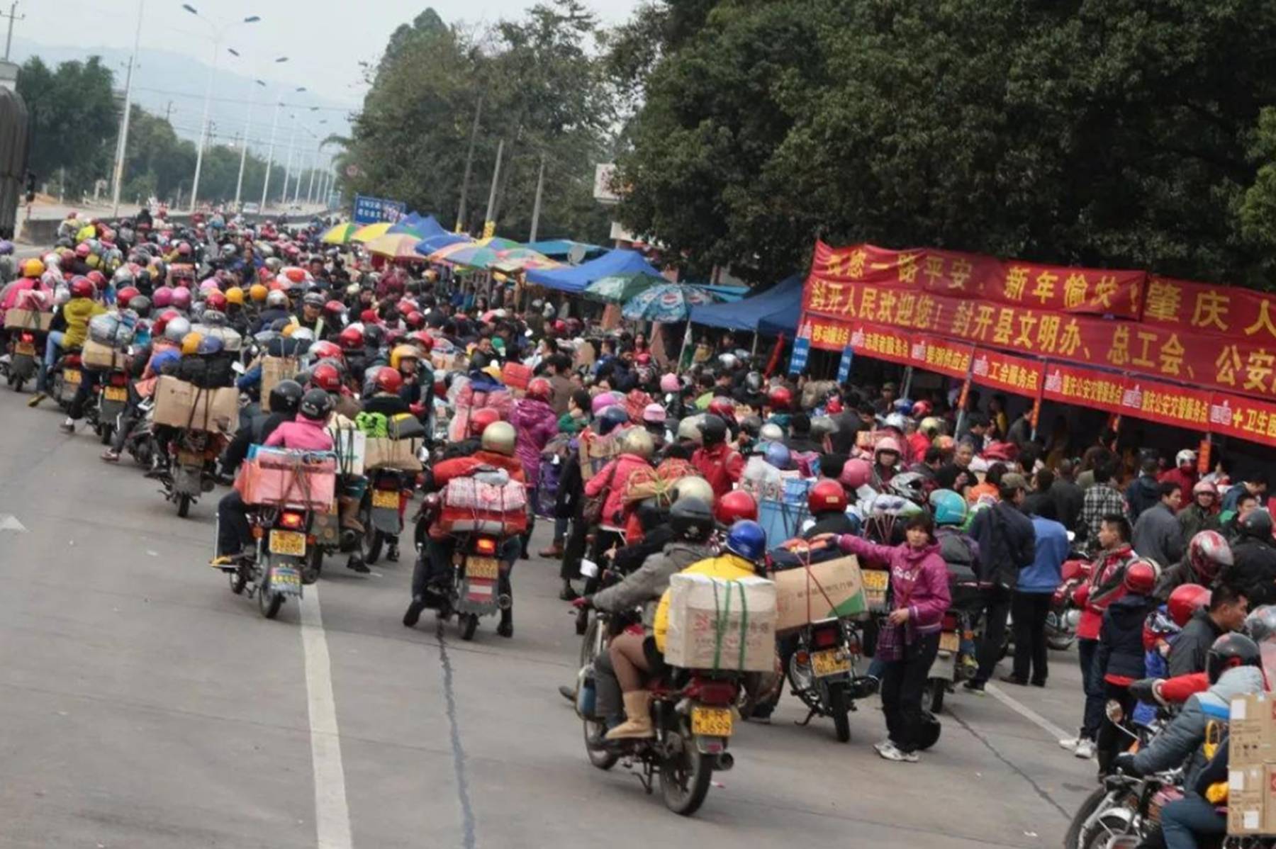 春节摩托返乡潮,今年的摩托大军有点不一样,网友:也太帅了吧