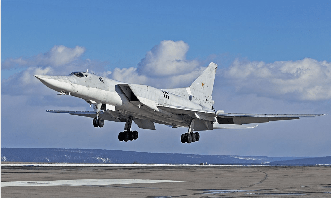 图-22m轰炸机最大武器挂载24吨,机翼和机腹下可挂载3枚kh-22空对地