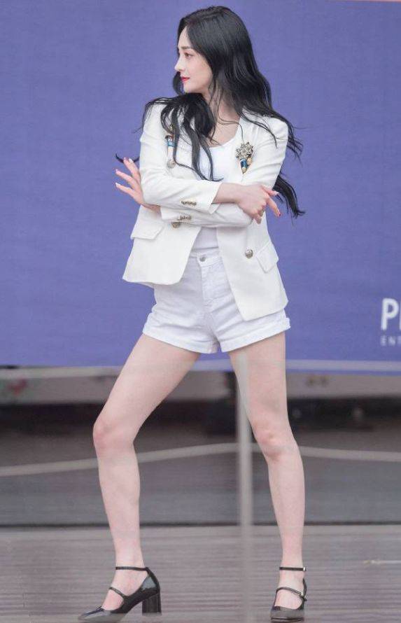 周洁琼的腿竟然胖成这样,膝盖一堆肉肉,曾经的《偶练》导师不复存在!