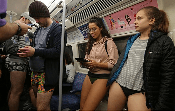 美国地铁“无裤日”席卷各国，200万人不穿裤，俄网友：来这试试