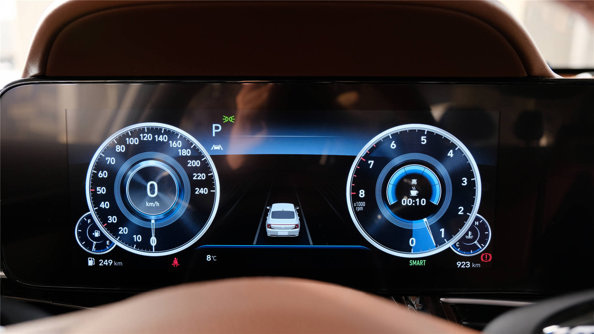 液晶仪表盘显示清晰, 各方面信息读取方便