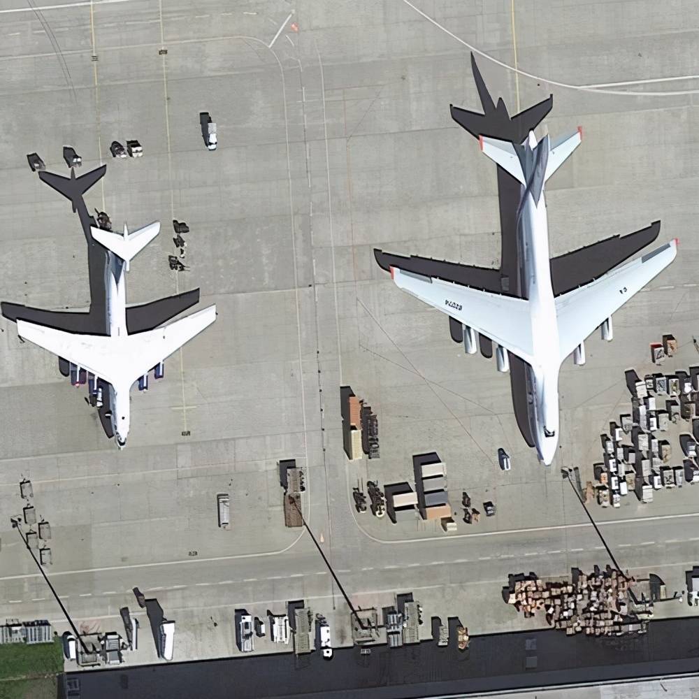 原创安-124运输机有多大?和伊尔-76同框大的像只巨兽