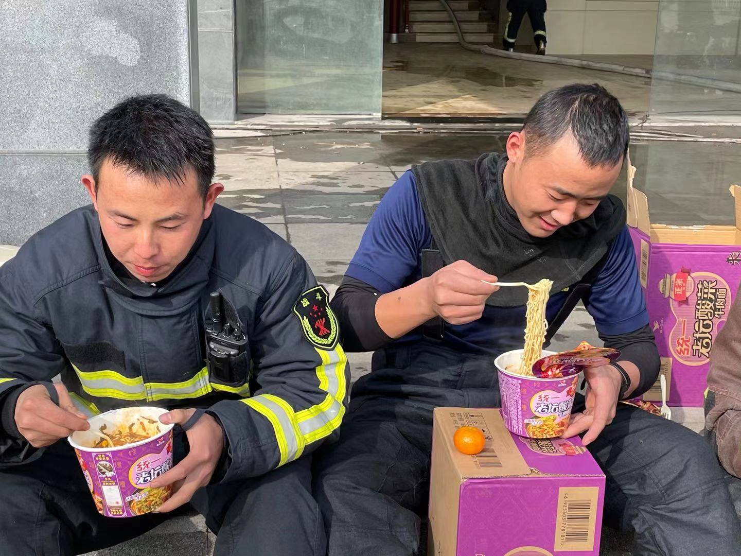 消防战士吃饭图片图片