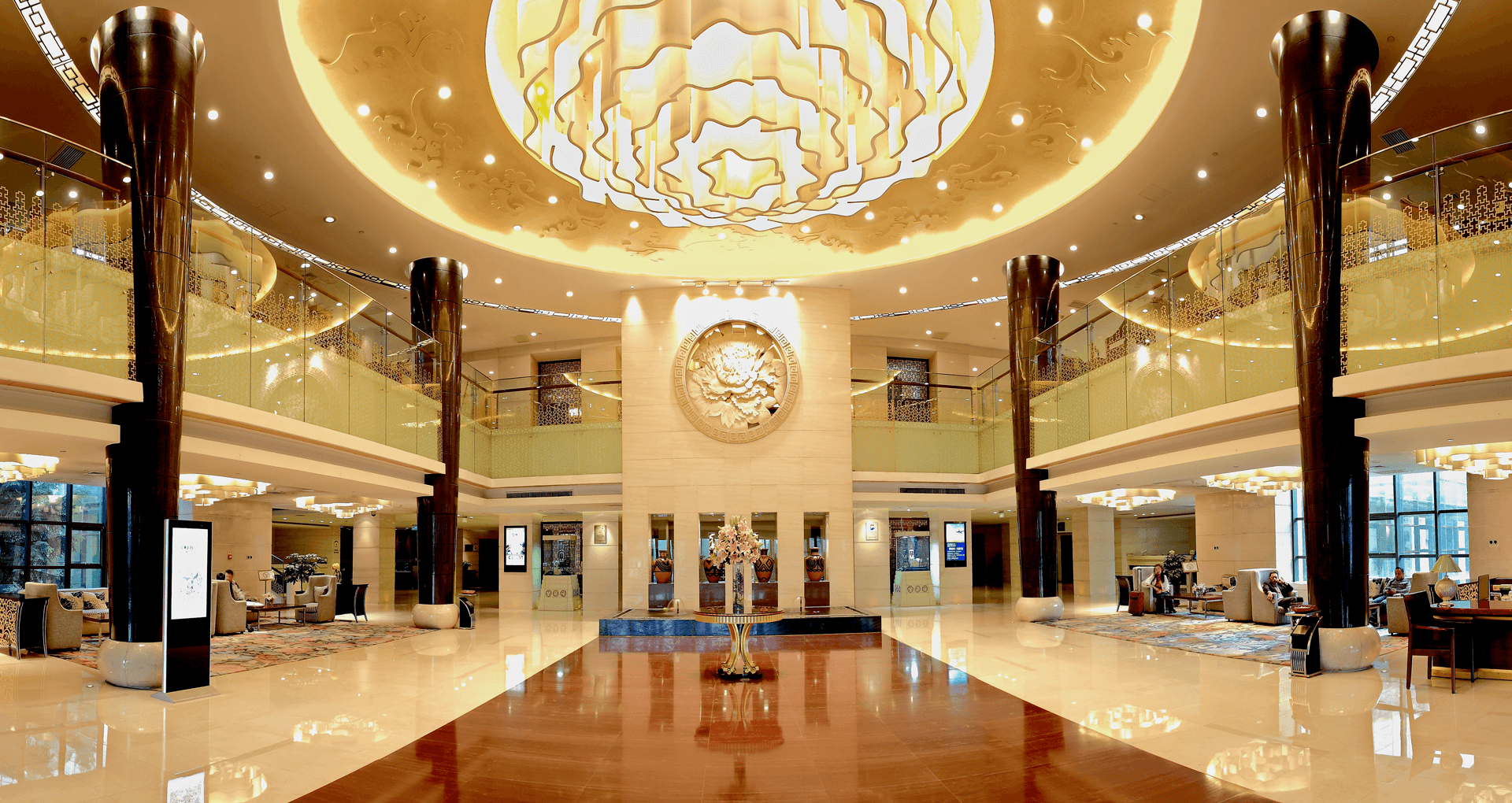 洛必德服务机器人入驻青海宾馆,成为大西北的一名"皇金管家"_手机搜狐