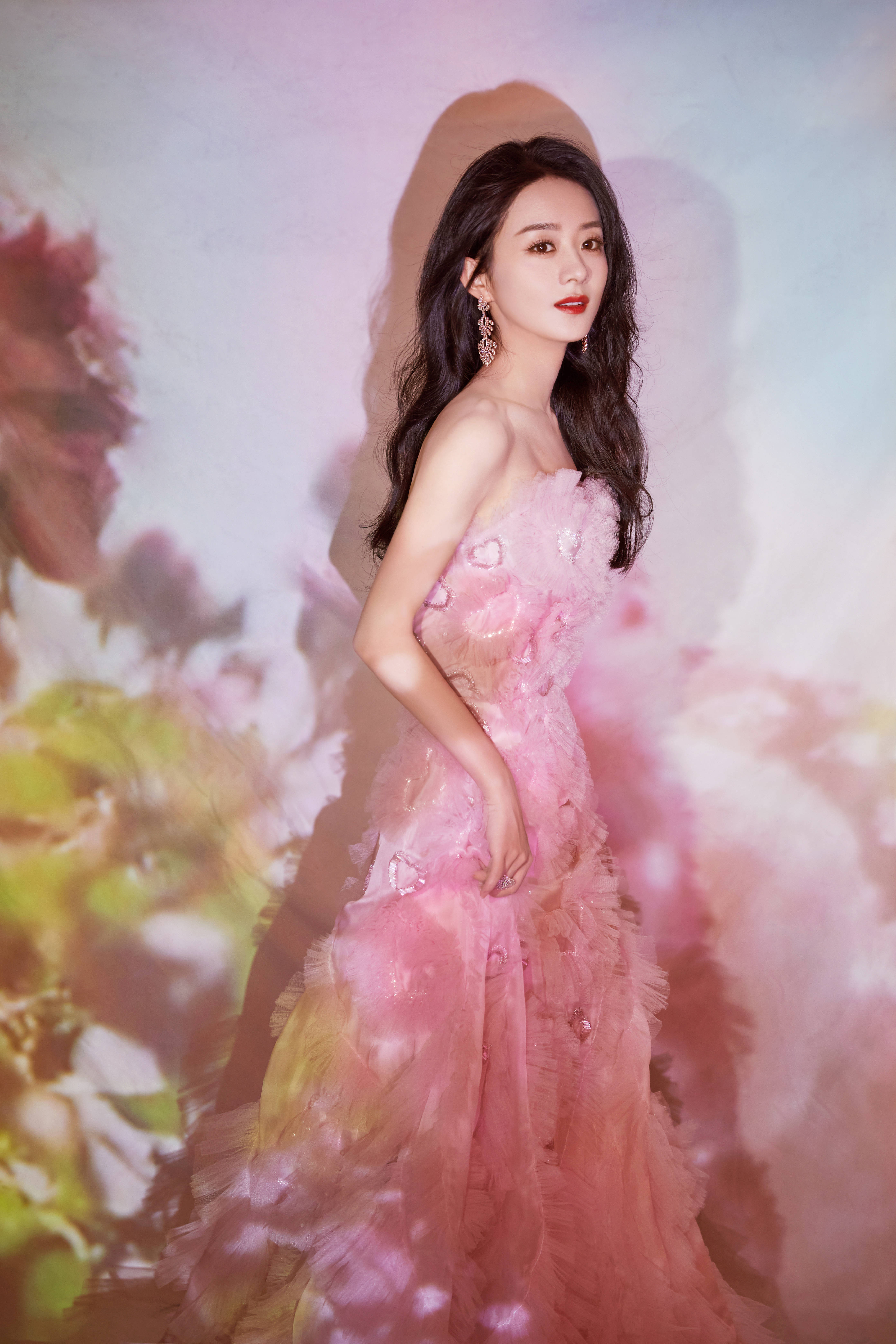 第一套,赵丽颖身穿粉色长裙似花仙子下凡
