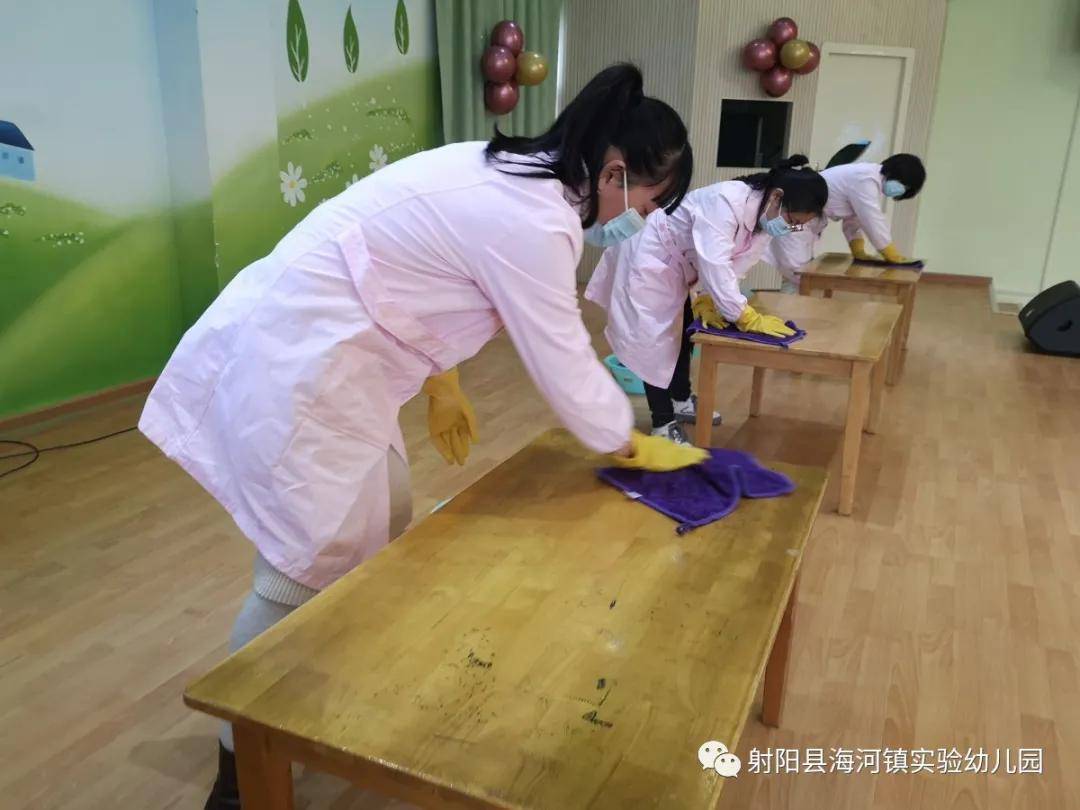 细致的态度,娴熟的操作技能,也体现了和家园幼儿园后勤团队扎实的功底