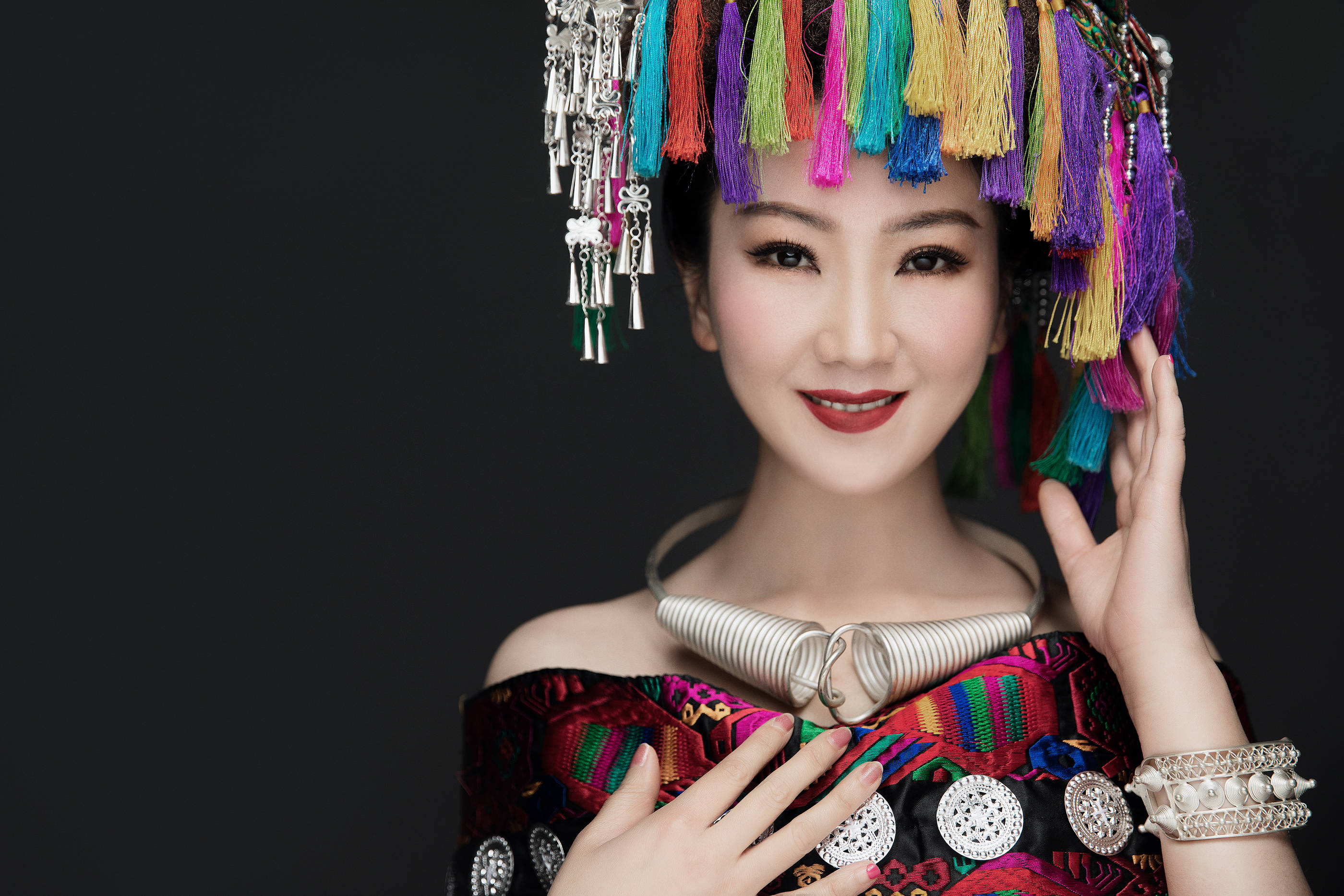 苗族美女歌手阿娜丹新歌蝶语即将发布新服火了