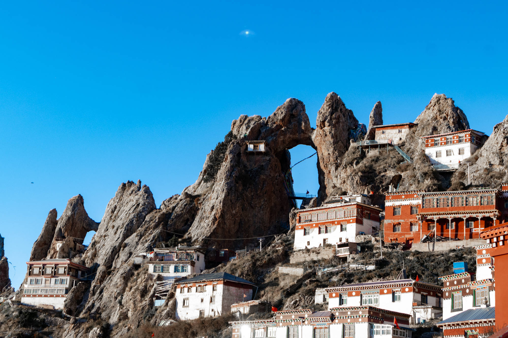 西藏很火的千年寺庙，依崖而建被称为“天空之城”，游客却很稀少_孜珠