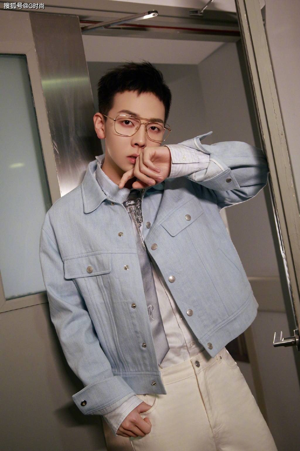 胡夏身穿蓝白条纹衬衫亮相活动,蓝色外套清新雅致