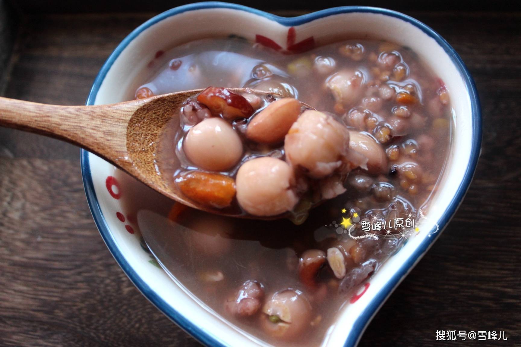 腊八粥黑米莲子腊八粥做法:1,把麦米,藜麦,绿豆,红豆,百合,莲子,红枣