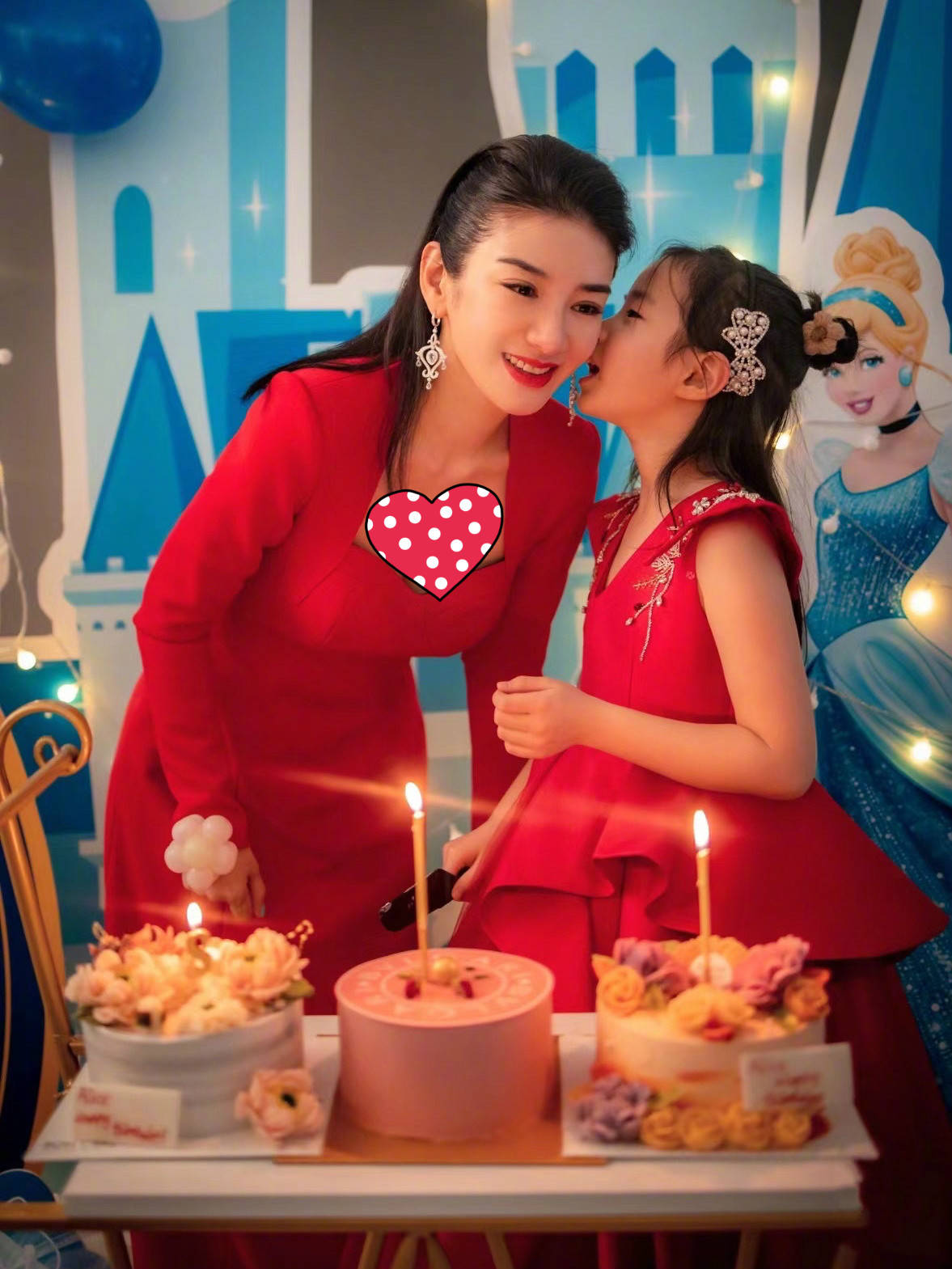 原创黄奕为8岁女儿庆生,摆仨蛋糕真有气氛,母女都穿红裙要美一起美