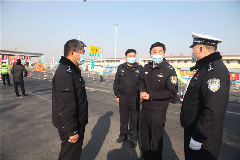 商丘市交警支队党委书记支队长张政勇到夏邑检查两会道路交通安保工作