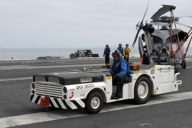 航母上的飞机牵引车到底有多贵?今天算明白了