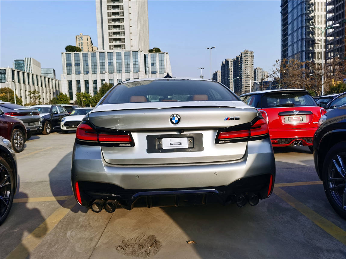 车辆型号:m5 标准版,颜色内饰:多宁顿灰/阿拉贡棕,引擎参数:4.
