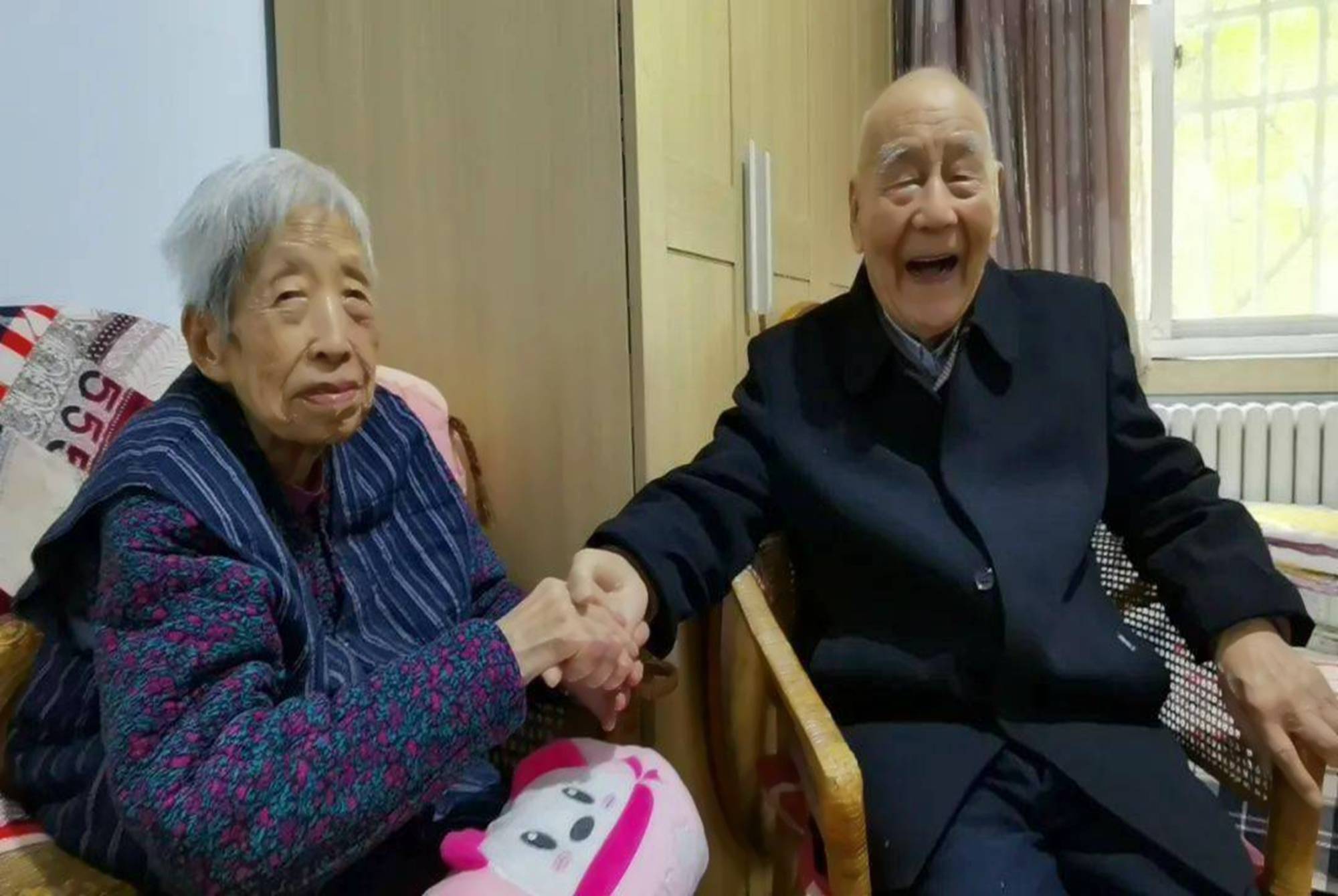 “爸,您去养老院吧,我扛不住了”,女儿忍痛哀求,揭开养老难题_父母
