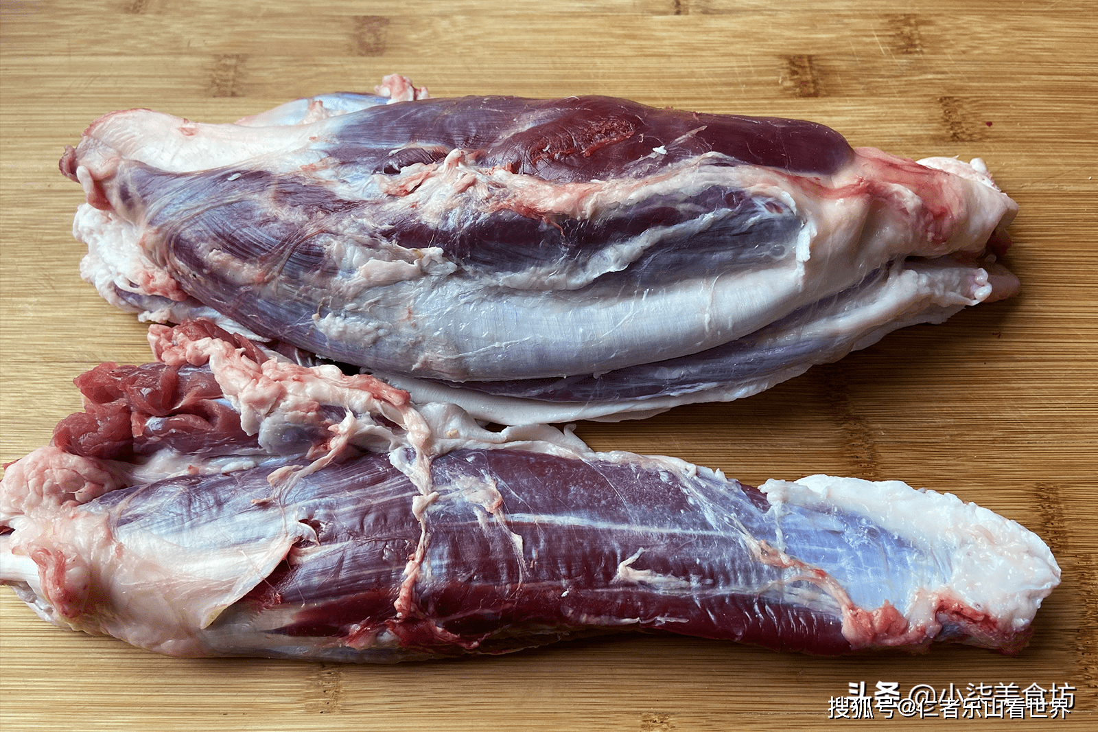 2,处理好的牛腱子肉先冲洗干净放在凉水里浸泡1个小时,泡出牛肉里的