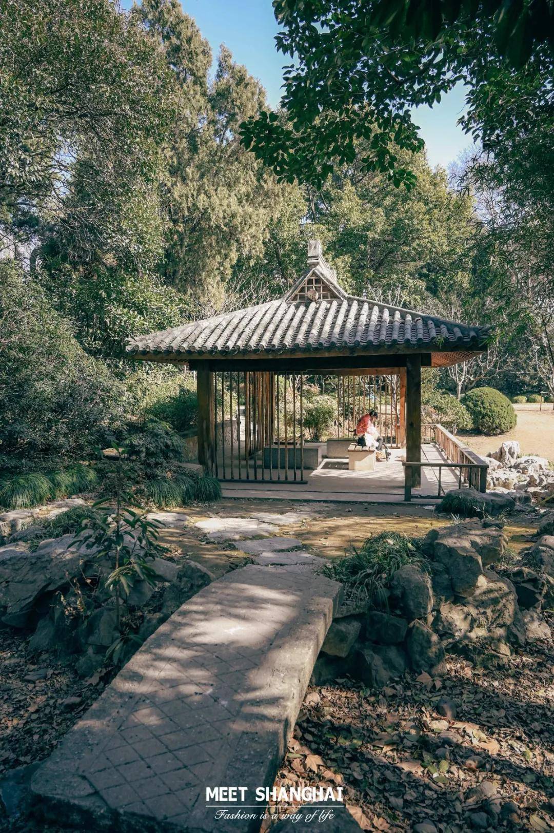 这里的日式亭廊造型古朴,散发着优雅的意蕴,表现出一种宁静的禅意.