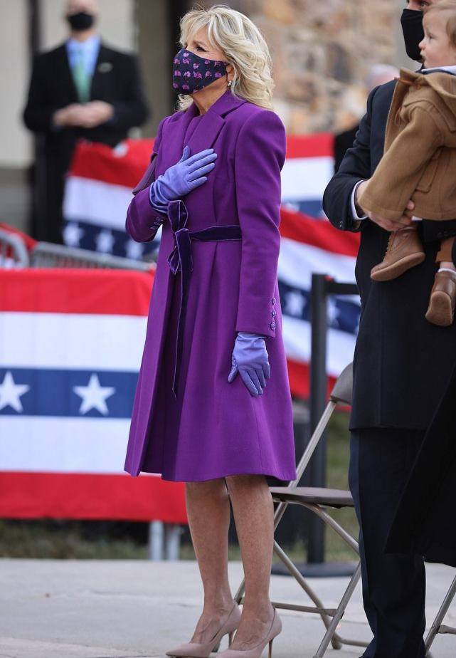 美国新第一夫人正式登场啦粗花蓝大衣惊艳和拜登拥抱热泪盈眶