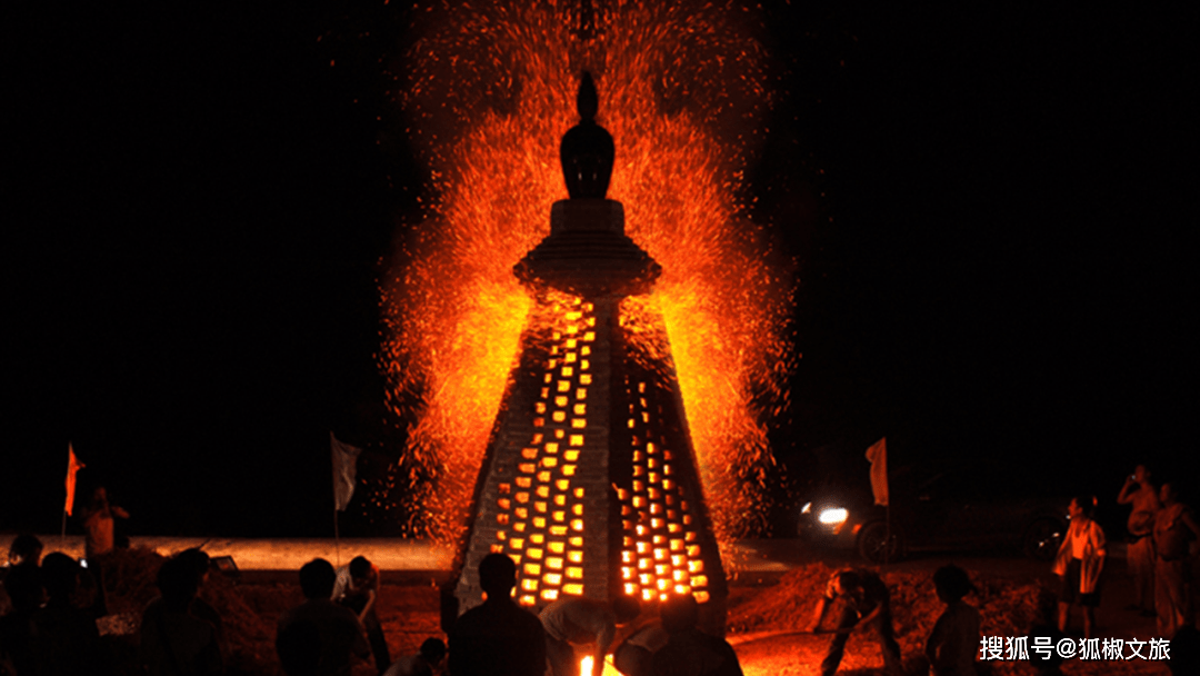 中 秋 圣 塔 火 焰 节