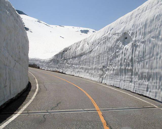 全球降雪量最多的地方：公路上的积雪达20米厚，每年吸引无数游客