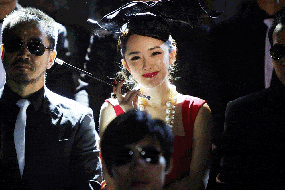 这部电影叫东成西就2011,郑伊健饰演的是包子店老板,造型也是非常独特