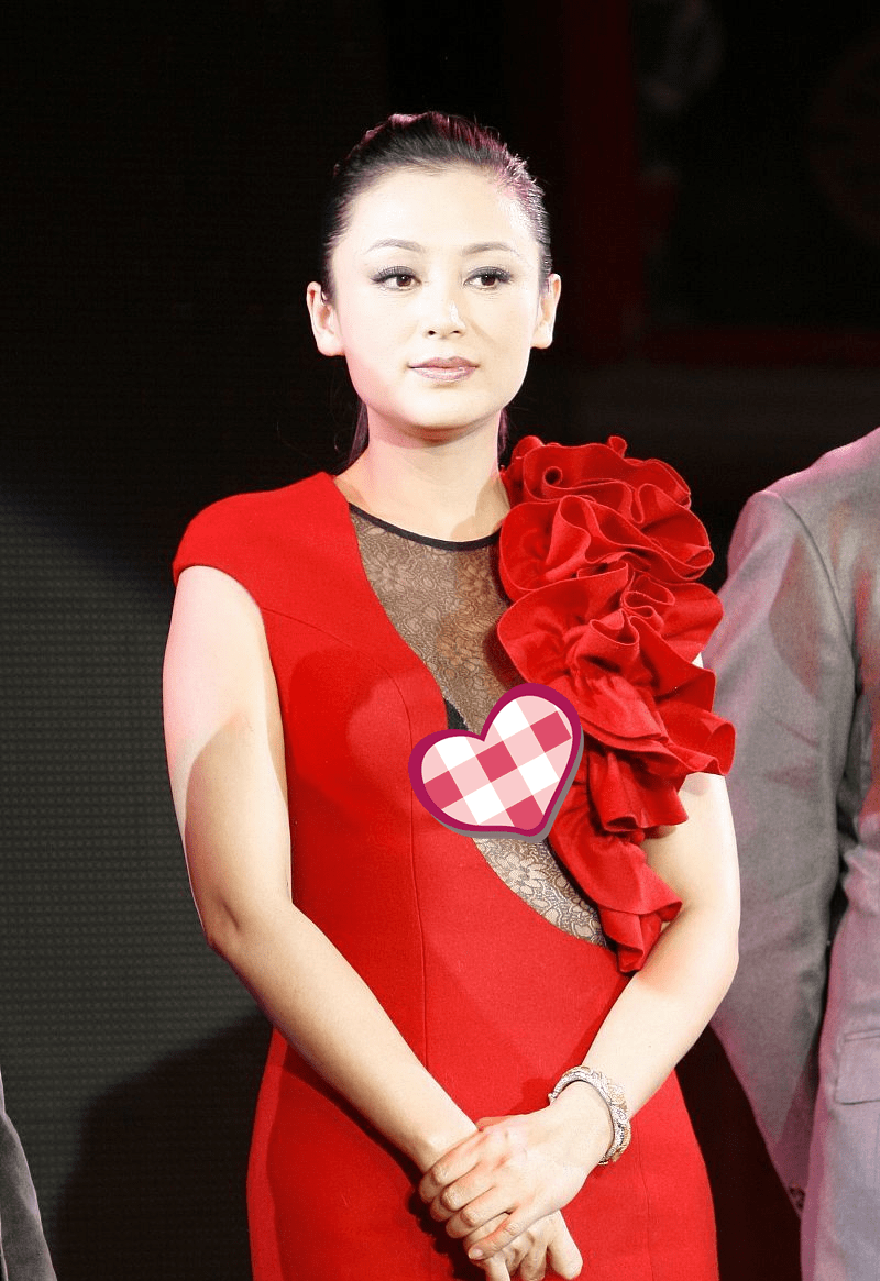 52岁陈红真敢穿,挑战00后穿的红裙真减龄,不像奶奶辈的人_裙装