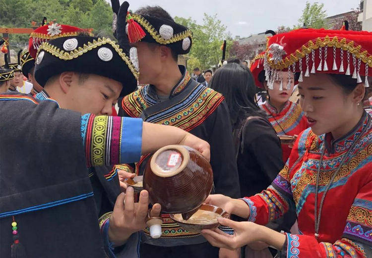 凉山彝族喝酒图片图片