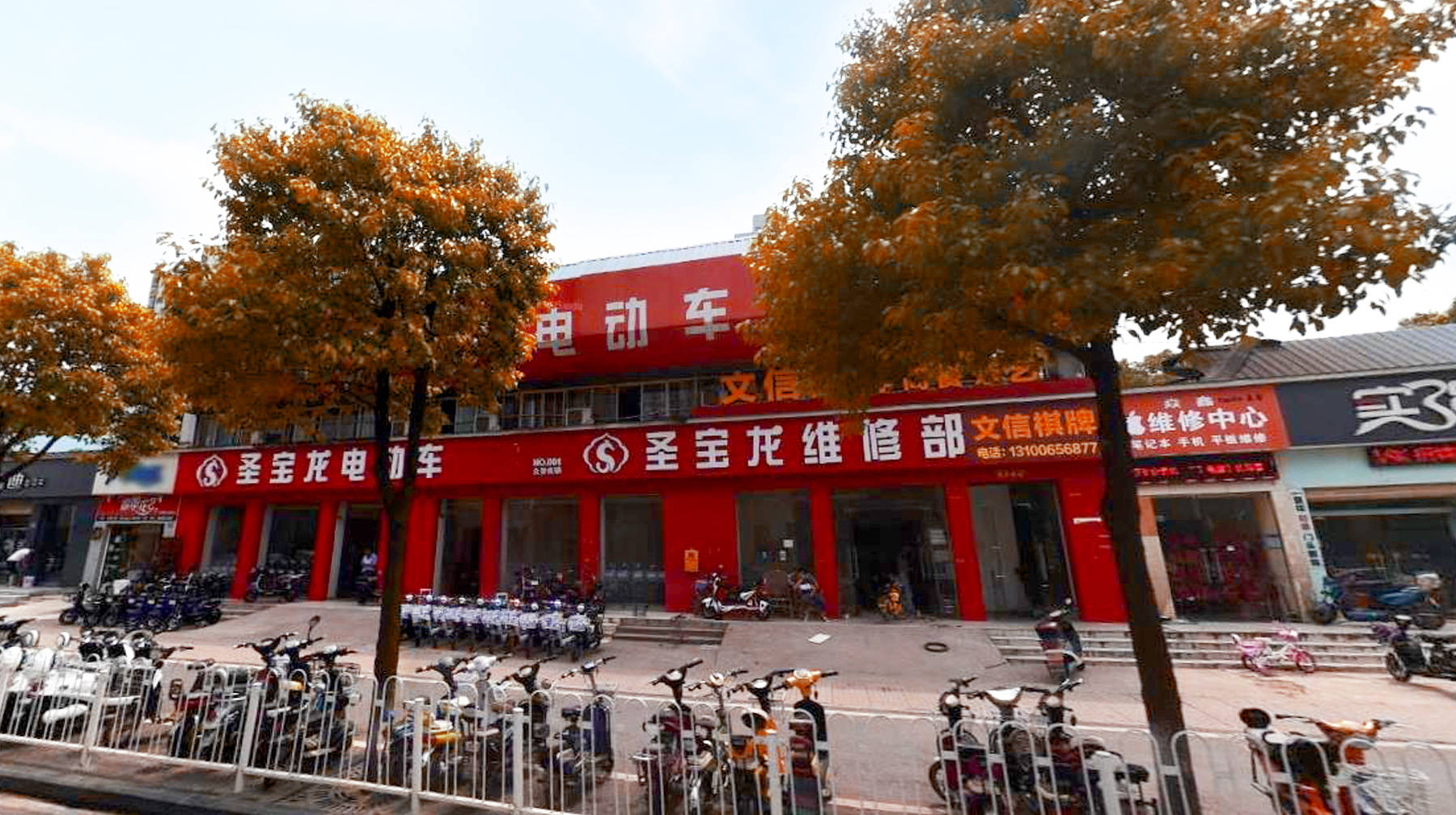 武汉城区最大的电动车一条街：建在3所高校间，店铺多得像菜市场