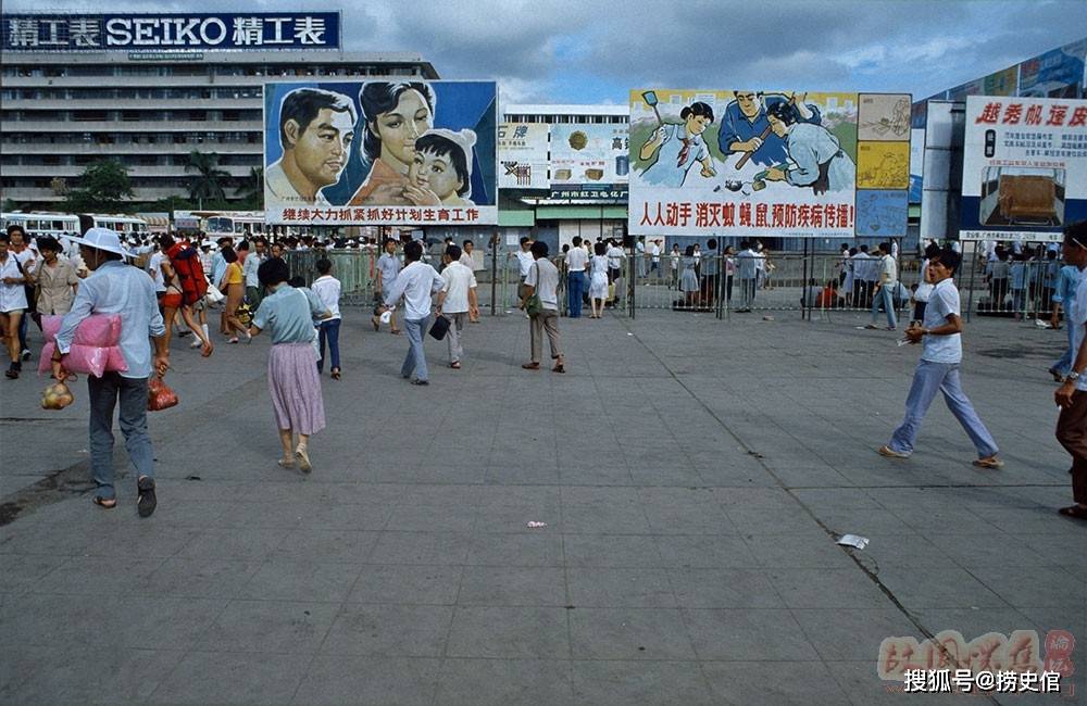 1985年的广州街景,老婆婆在菜市场卖田鸡