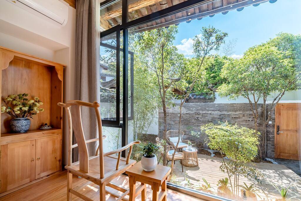 民宿里面配有厨房,一些常用的厨房家电都有,有抽油烟机,热水壶,微波炉