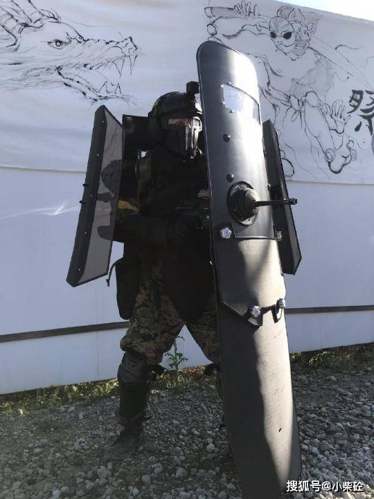 啥叫防护牙齿啊?国外军迷cos盾牌兵,前后左右四面盾牌挺立