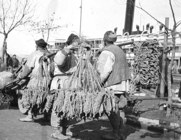 古代游商生活:宋代走街串巷的卖货郎们,担子里都挑着哪些商品?_商业