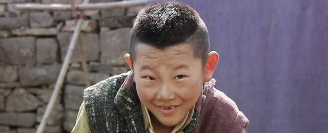 不老童星侯祥,9岁停止发育,35岁还演小孩子,与妻子同框似母子