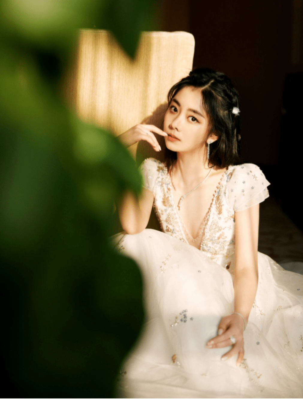 谭松韵简直是"冻龄美人"吧!穿一袭白色公主纱裙,气质甜美清新_造型