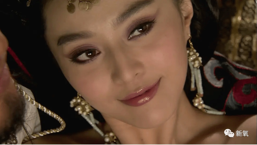 哪个狐狸精没有一双狭长的,眼尾向上的"狐媚眼"呢~从美学角度上来说