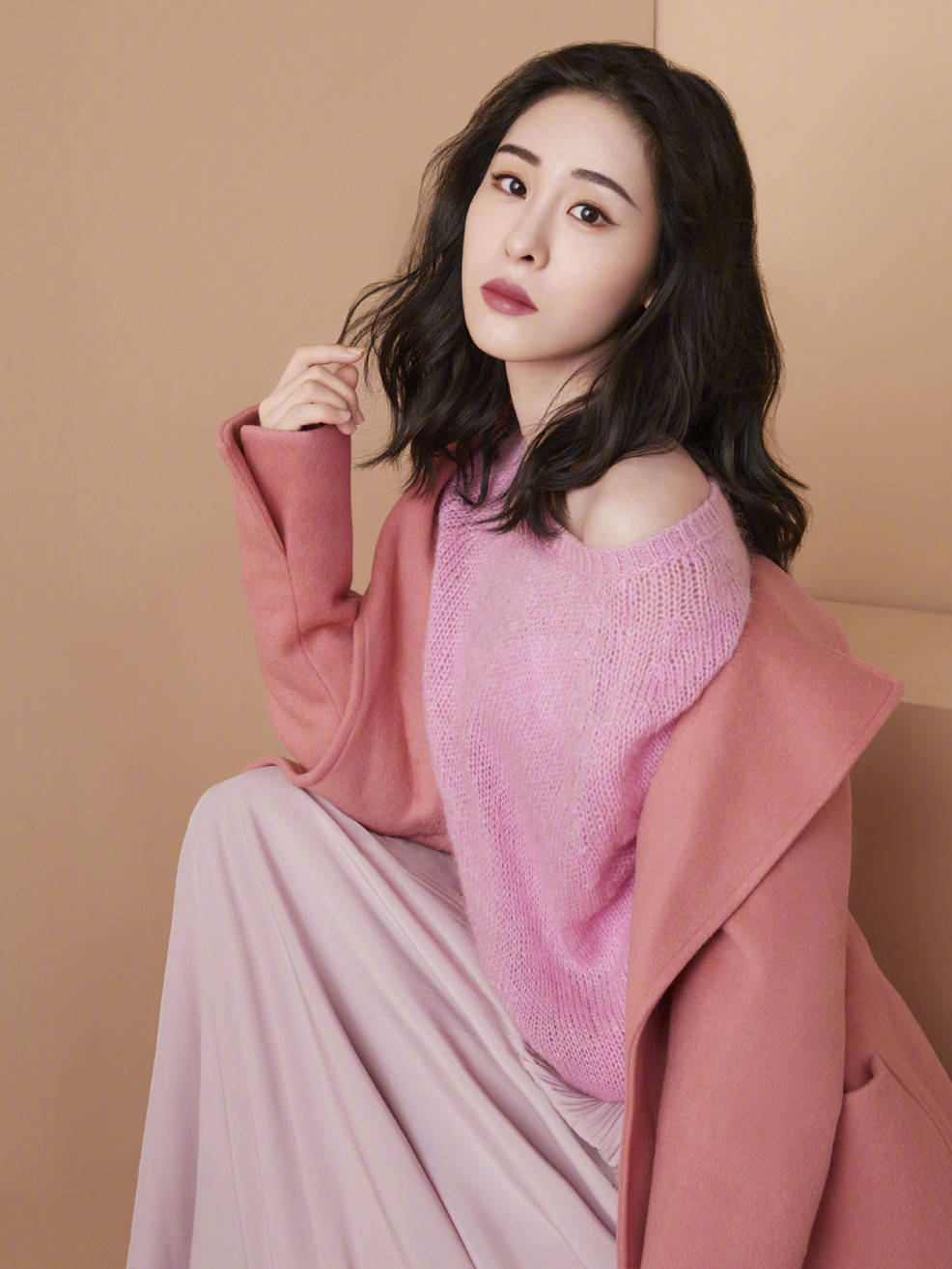 真服了张碧晨 穿毛衣配半身裙很时尚 美得像多岁小姑娘 身材