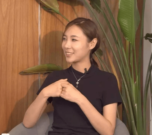 内蒙古高考女状元,清北双学历毕业当主播,如何看待她现在的变化_石悦