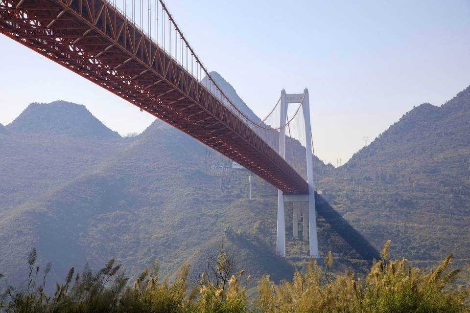 高度370米！在公路下方的大桥上，做蹦极跳伞的景区你见过么？