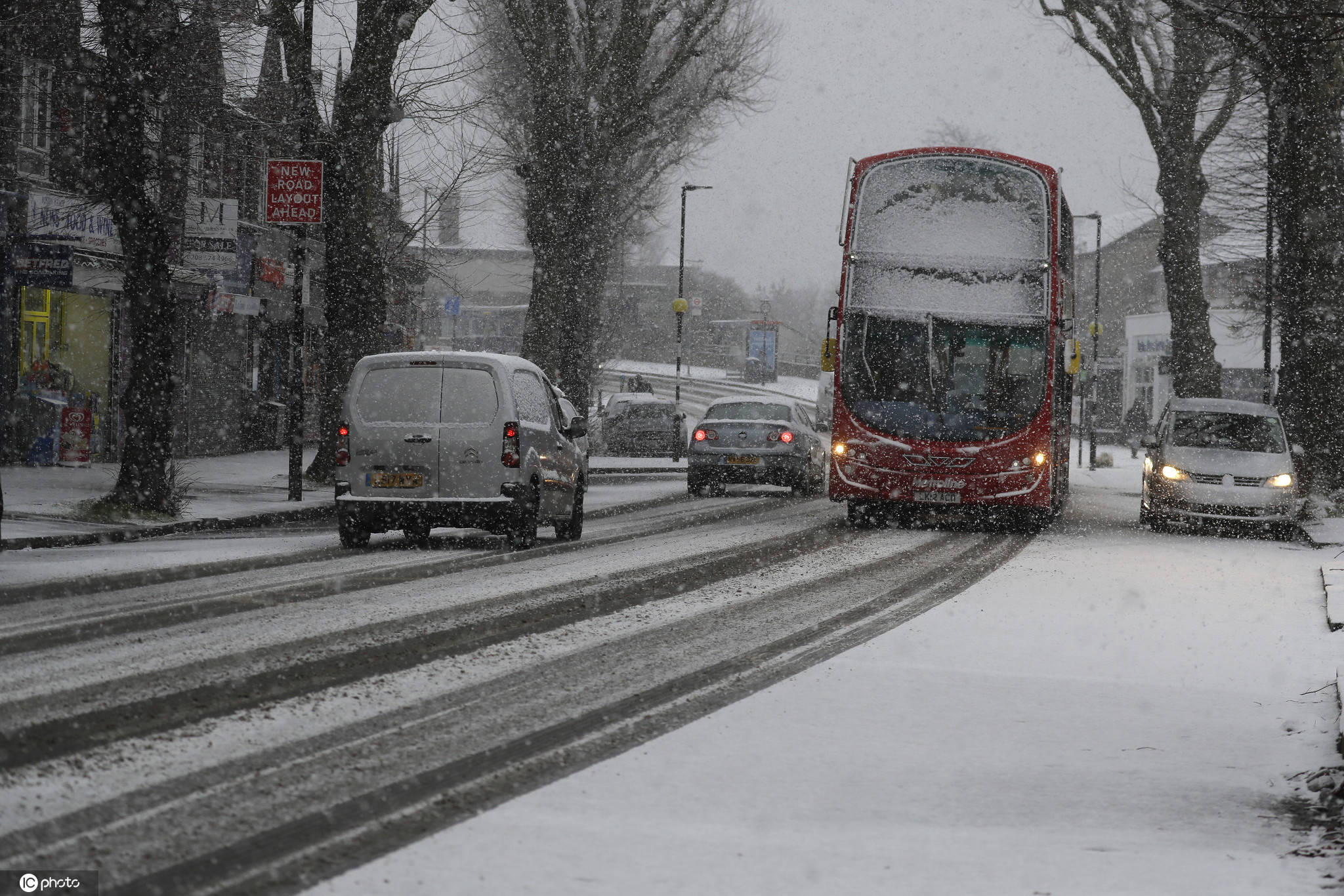 英国伦敦迎来降雪 银装素裹白茫茫一片