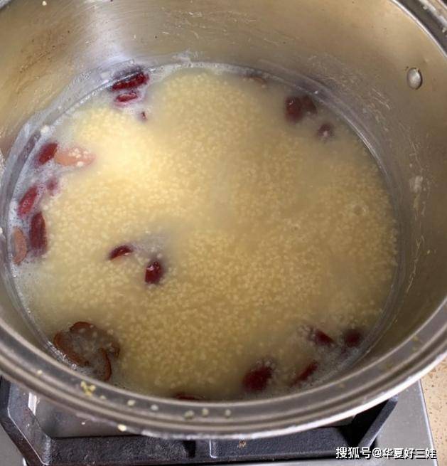 熬小米粥,先烧水,还是先放米?10人做9人错,难怪没米油又不香