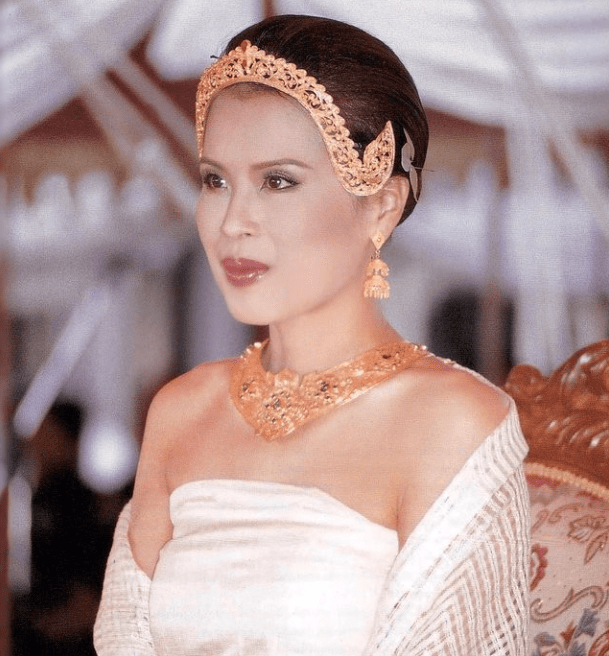 着的,很显身材曲线玲珑有致的乌汶叻公主胸前大方秀出的肌肤很显光滑