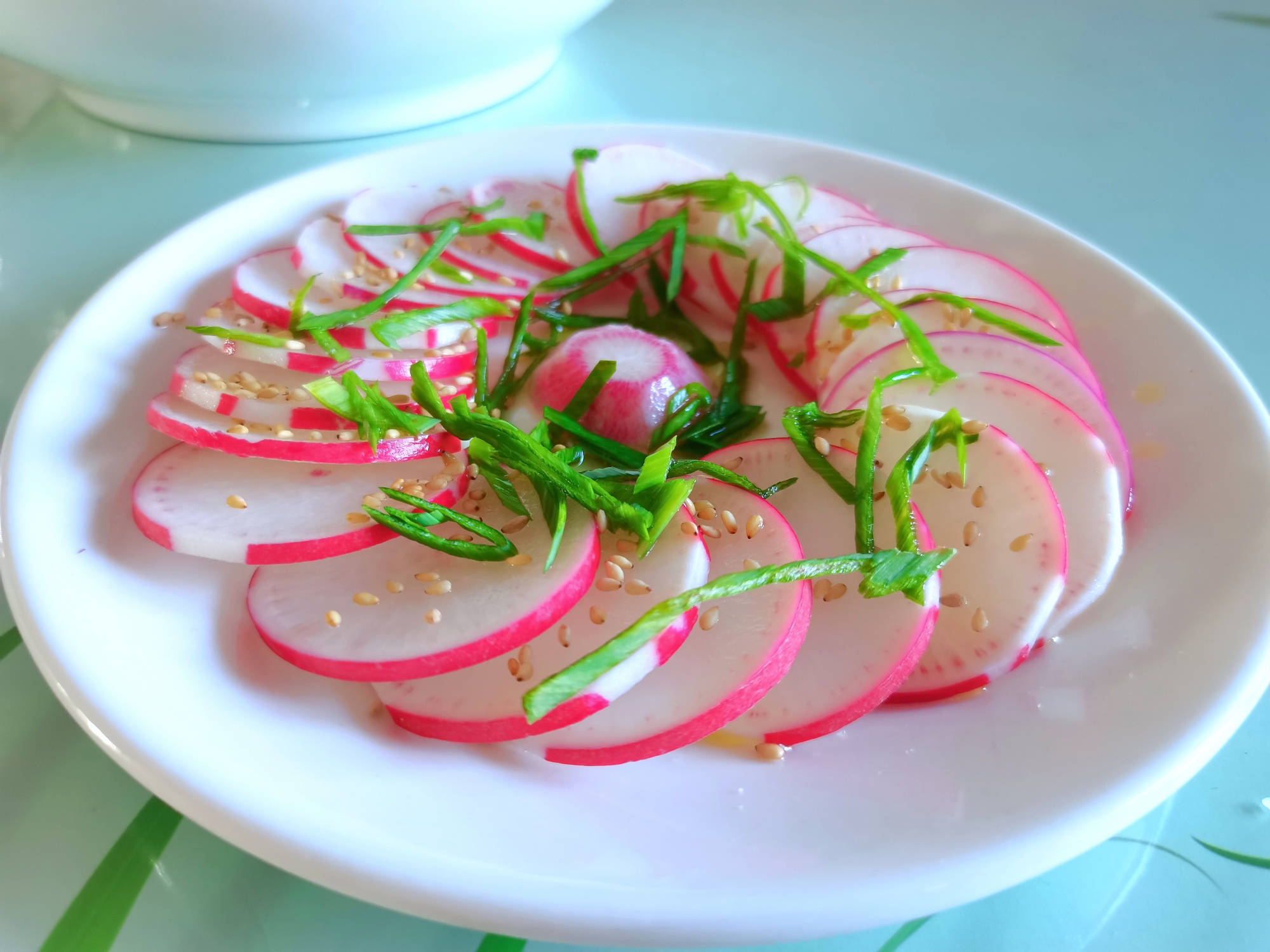 大白菜,红萝卜,芹菜切丝焯水装盘,撒半勺盐,半勺鸡精,浇上热油搅拌