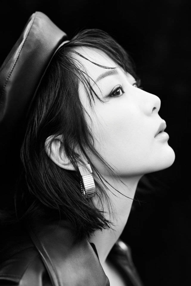 原创杨紫罕见曝黑白大片新穿搭有点高冷90花不再是时尚黑洞