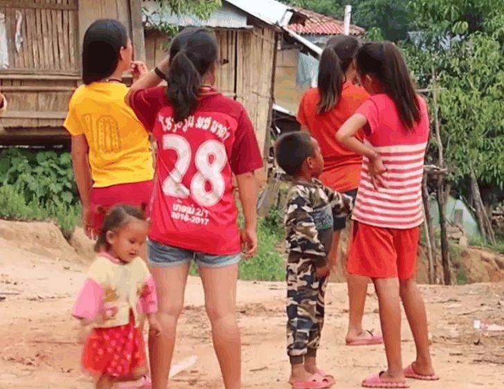 中国游客到老挝游玩，实拍农村人住所，你觉得富裕吗？