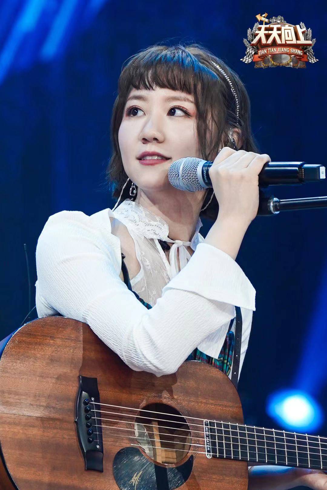 谢春花做客湖南卫视 天天向上 全能少女即兴创作唱响 音乐情缘 天天兄弟