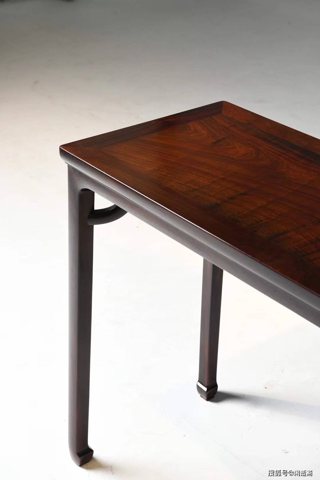 明式经典家具欣赏独板无束腰霸王枨马蹄半桌