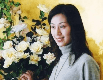 原创48岁史依弘近况曝光外出背千元奢侈包曾恋上大18岁李诚儒