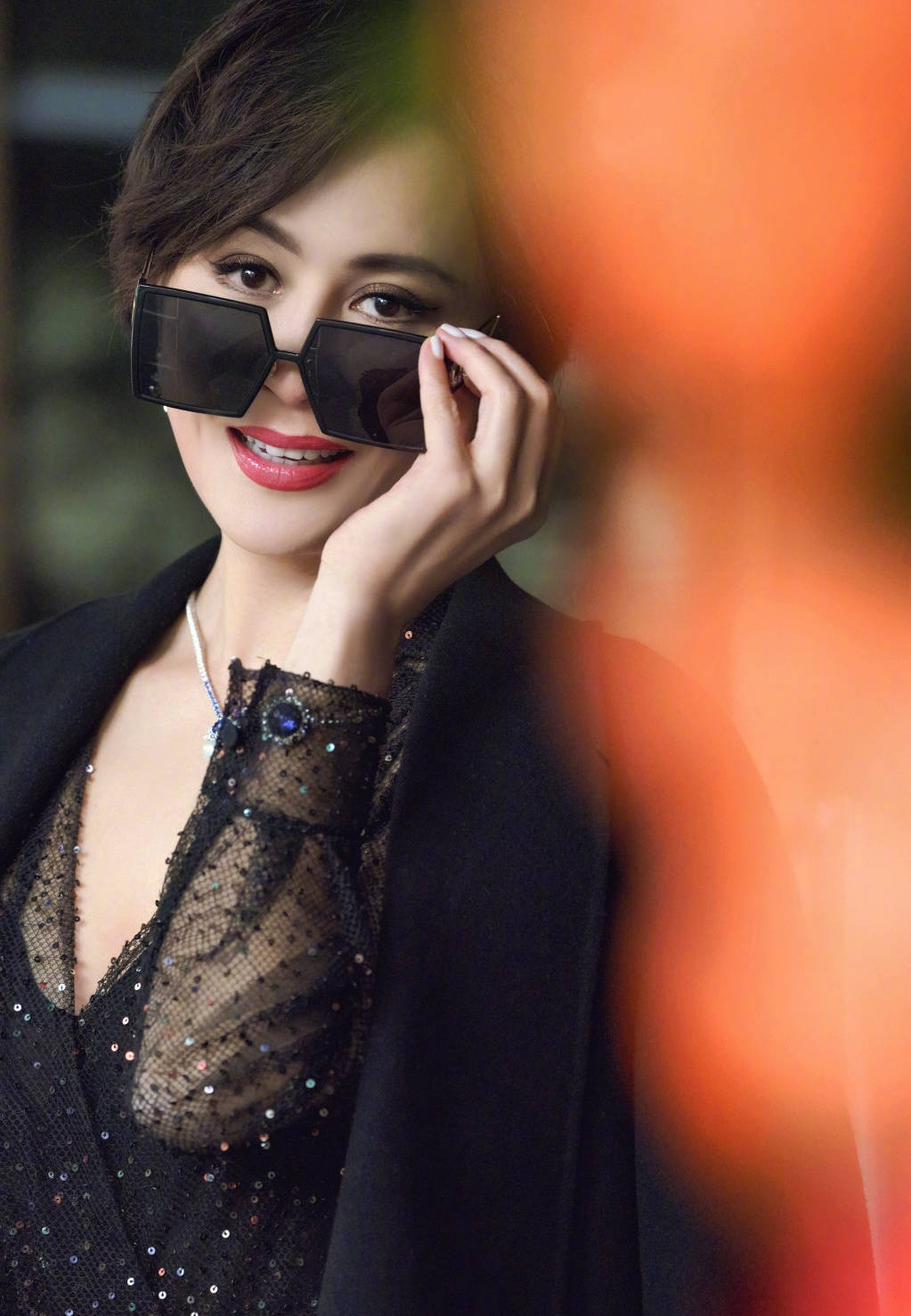 刘嘉玲穿深v黑纱长裙性感 侧颜优越气质成熟有魅力