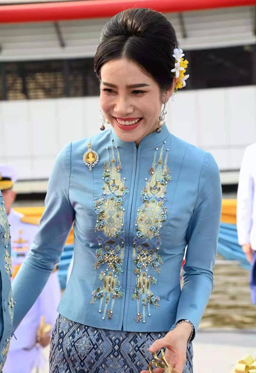 泰国国王为王妃诗妮娜庆生 俩人穿情侣装形影不离