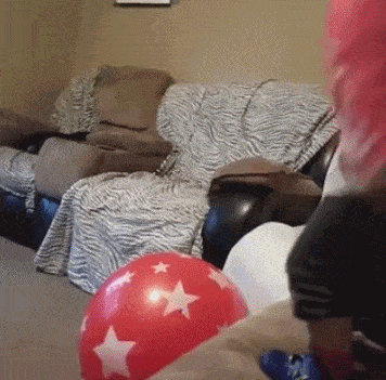 图片[1]-GIF搞笑段子：萌娃：“气球，我跟你没完。”-妖次元